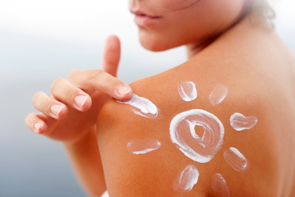 Get A Good Mineral Sunscreen girl's shoulder with sunscreen