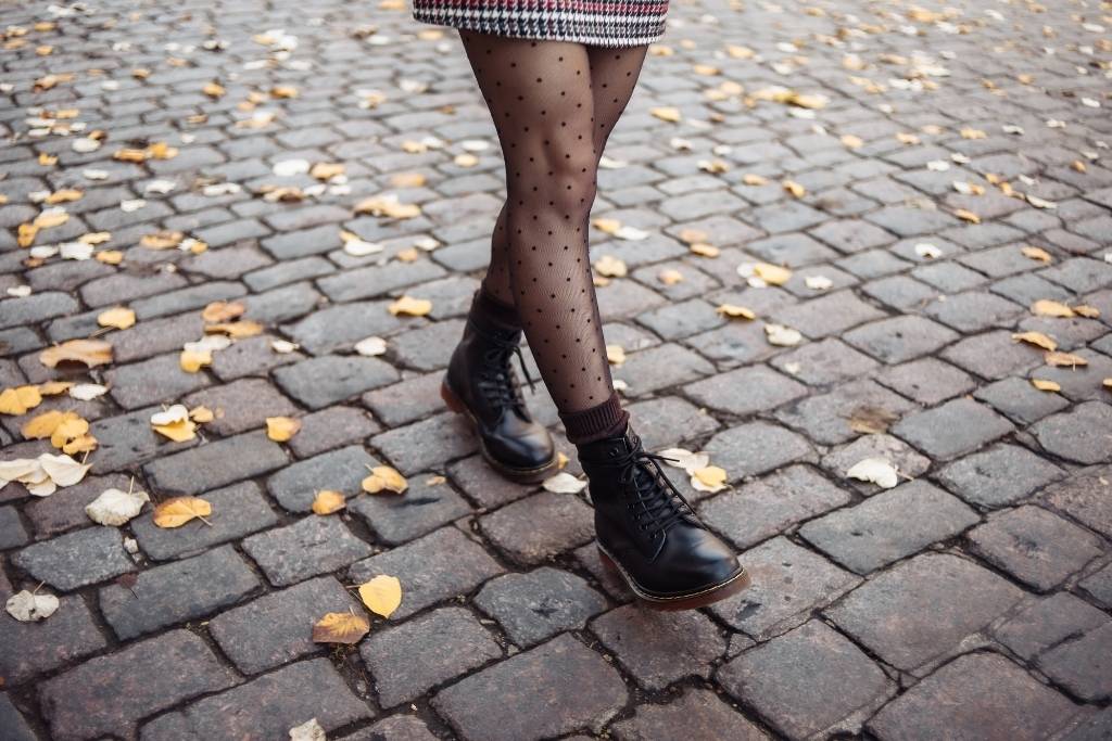  chica con medias negras y botas de combate