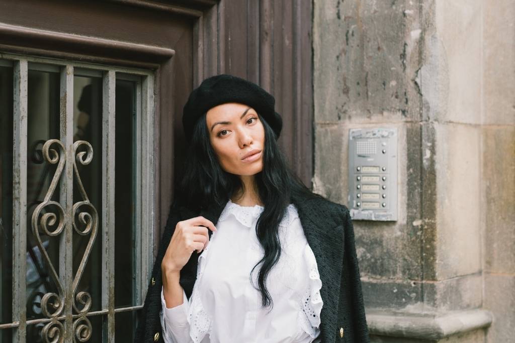  femme en chemise blanche, blazer noir et béret noir 