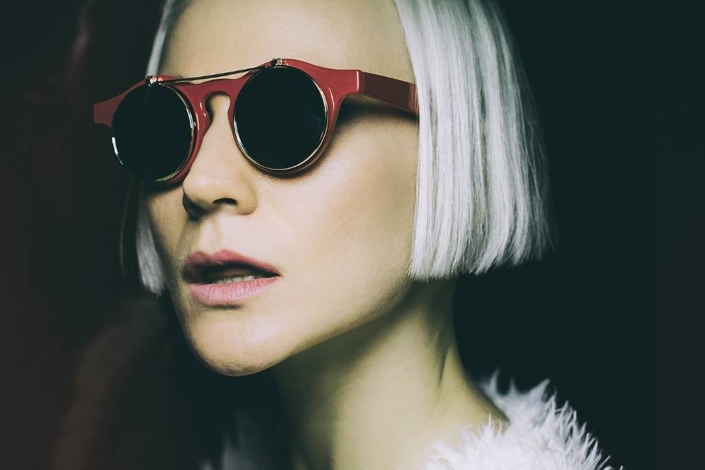  femme à lunettes rouges 