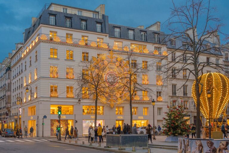 Shopping in paris during christmas